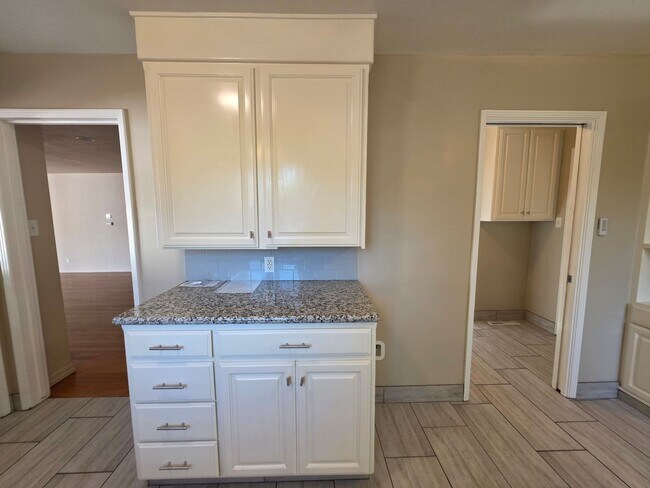 Building Photo - Home located in the heart of the college n...