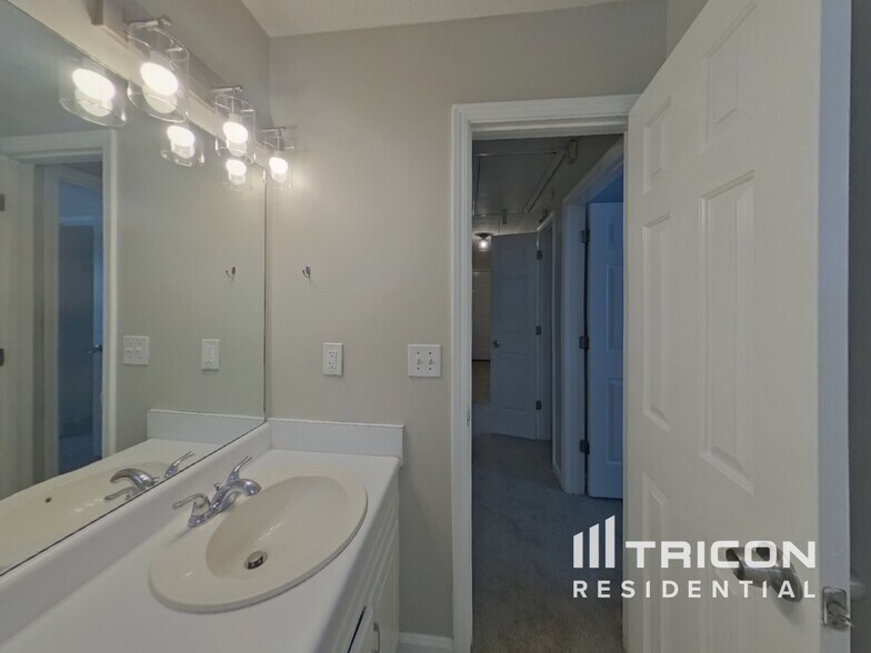 Building Photo - 1014 Bay Ridge Dr
