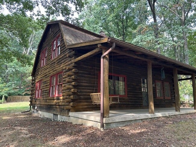 Building Photo - Country Charmer-4 Bedroom Log Home