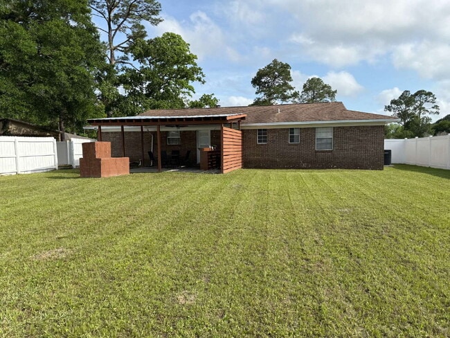 Building Photo - 738 Carondelay Dr