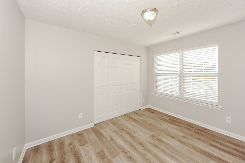 Building Photo - 1255 W Oaks Way