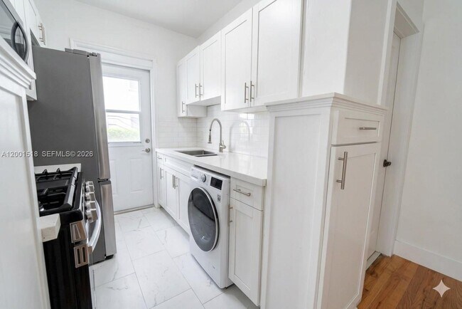 Building Photo - 817 W 39th St