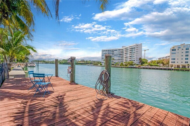 Building Photo - 9300 Bay Dr