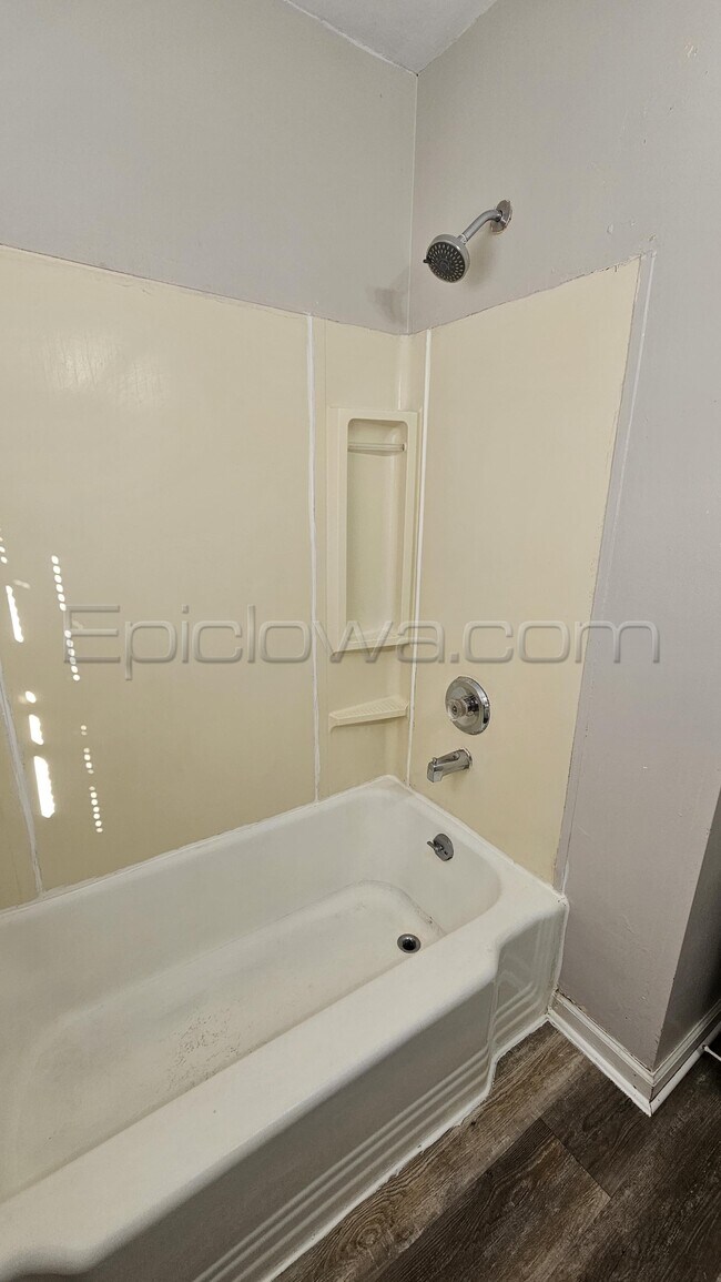 Building Photo - 1105 33rd St SE