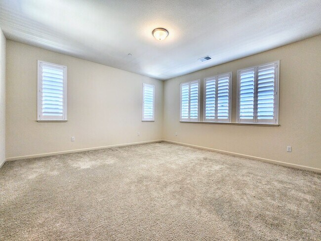 Building Photo - 4 Bedroom Home in W Section
