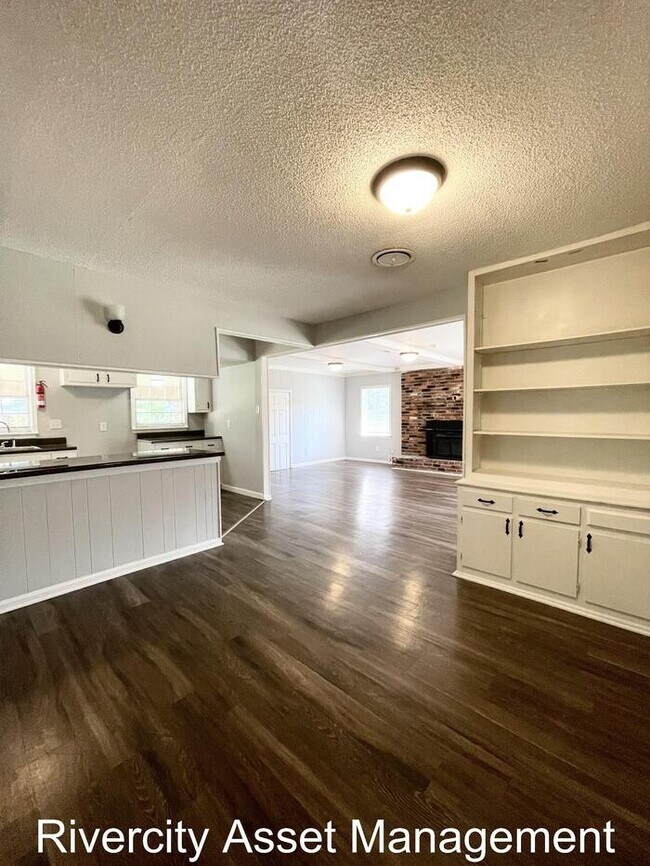 Building Photo - READY FOR MOVE IN!!!!