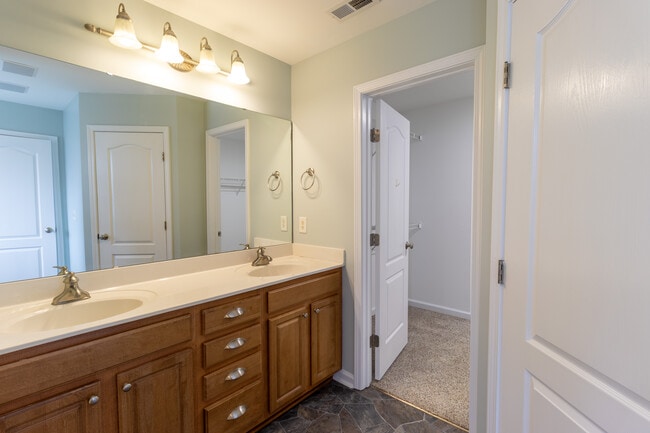 Building Photo - 2047 Sinclair Trce