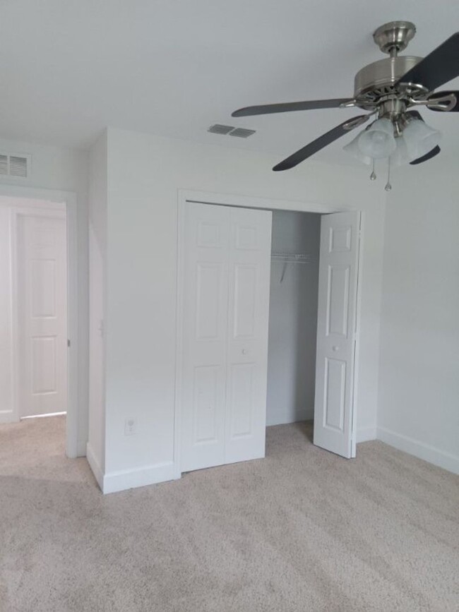 Building Photo - Spacious 4-Bedroom 2 Bathroom Apartment fo...