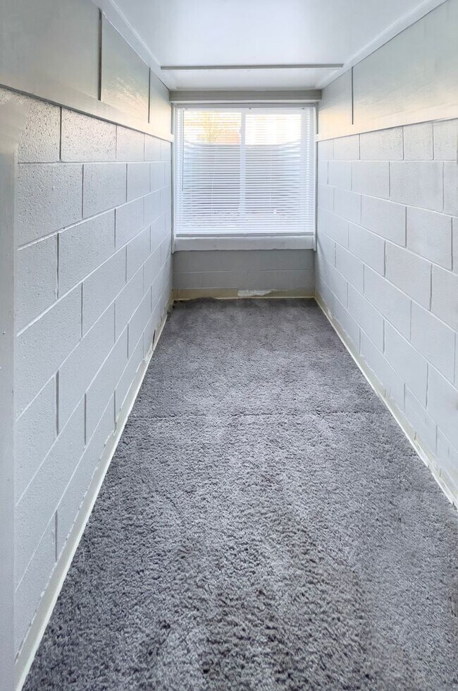 Building Photo - Short walk to Ball State!