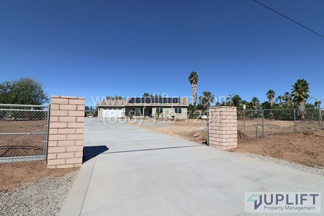 Building Photo - 3 Bed, 2 Bath House, 1200 SqFt.  RECENT BUILD