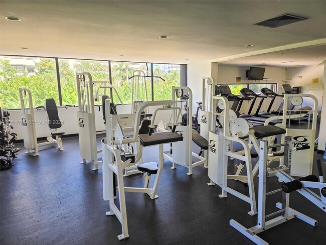 Building Photo - 251 Crandon Blvd