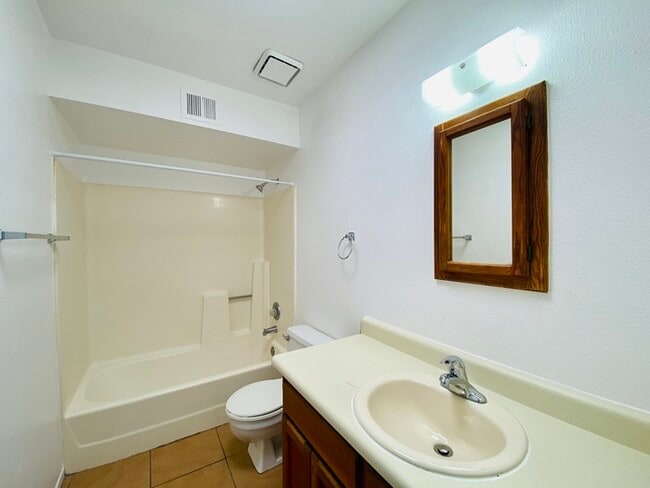 Building Photo - Spacious Townhome Style Home with Large Ya...