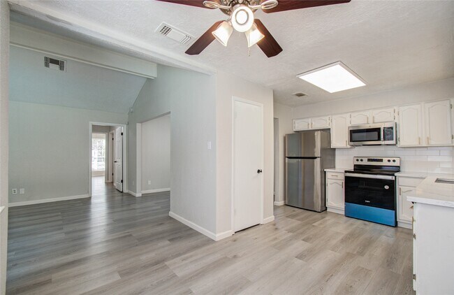 Building Photo - 16610 Cairngorm Dr