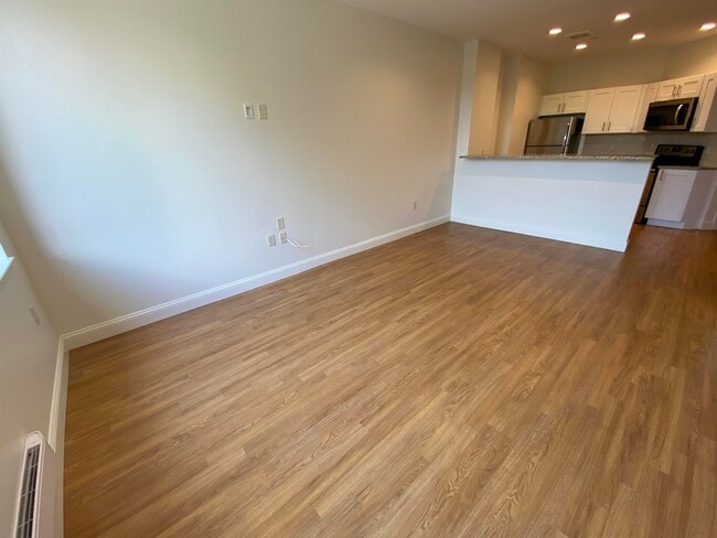 Building Photo - 875 Elm St