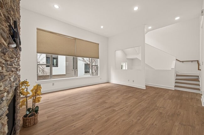 Building Photo - 724 Ruthven St