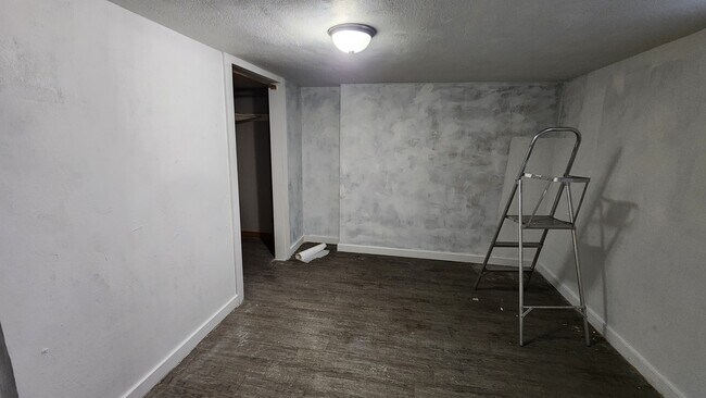 Building Photo - 2307 Green Bay St