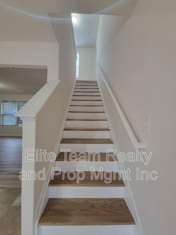 Building Photo - 5823 Hewitt Dr