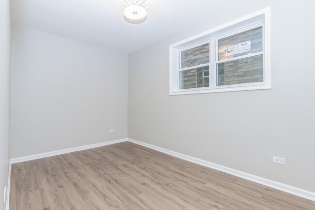 Building Photo - 1343 W 31st St