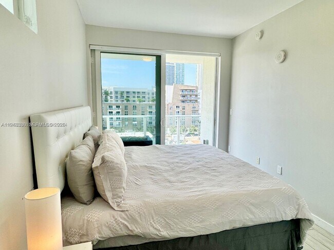 Building Photo - 321 NE 26th St