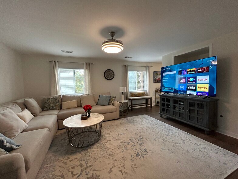 Building Photo - 4003 Eastview Ln