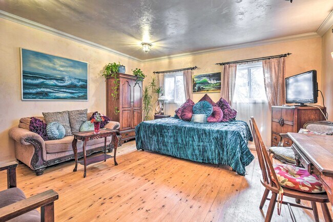 Building Photo - 2434 Cloverfield Blvd