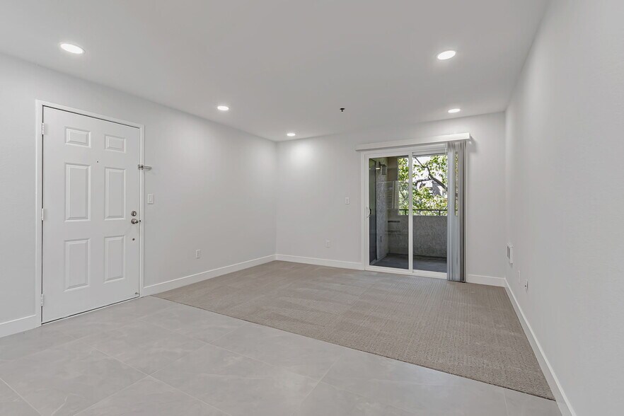 Building Photo - 880 E Fremont Ave