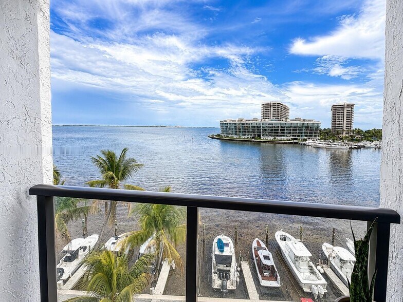 Building Photo - 1600 S Bayshore Ln