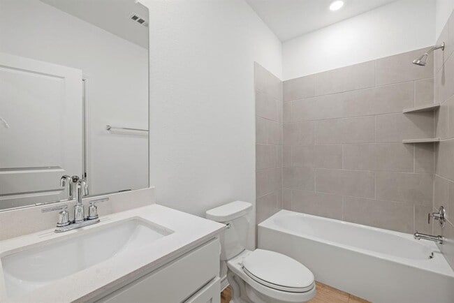 Building Photo - 1648 Tinnen House St