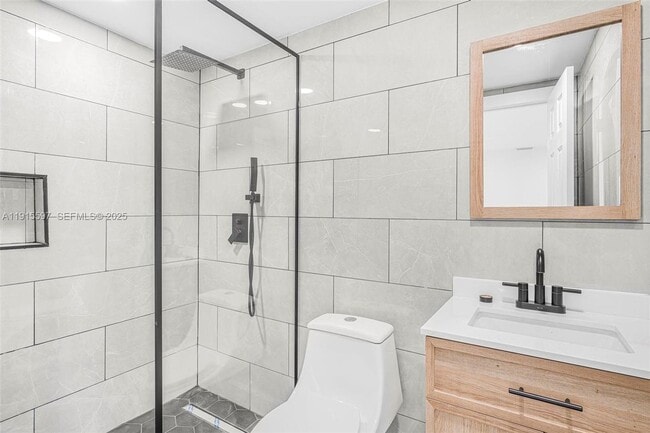 Building Photo - 216 NE 160th St