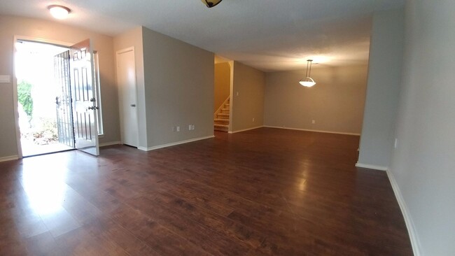 Building Photo - Comfort and convenience in a great location!