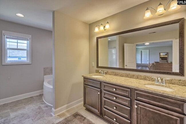 Building Photo - Spacious home for big families