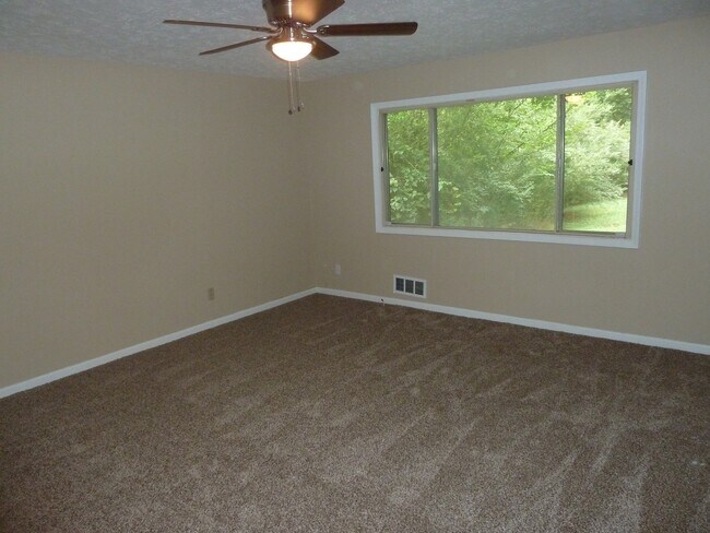 Building Photo - 3 Bed / 2.5 Bath with 2300 Square Feet!! A...