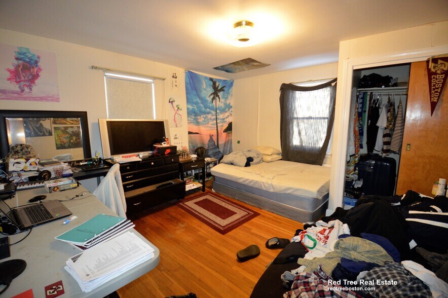 Building Photo - 16-18-18 Caltha Rd