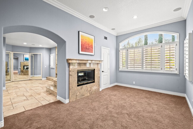 Building Photo - Elegant 5BR Furnished Estate with Pool & G...