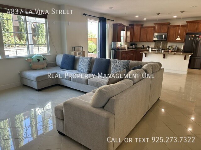 Building Photo - 4837 La Vina St