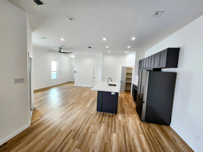 Building Photo - 2707 W Kerria Ave