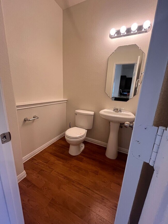 Building Photo - Blanco Vista 3 bed 2.5 bath