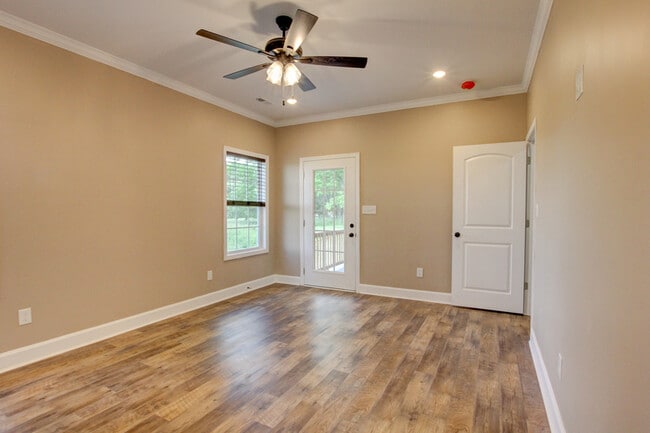 Building Photo - 135 Riverbend Dr