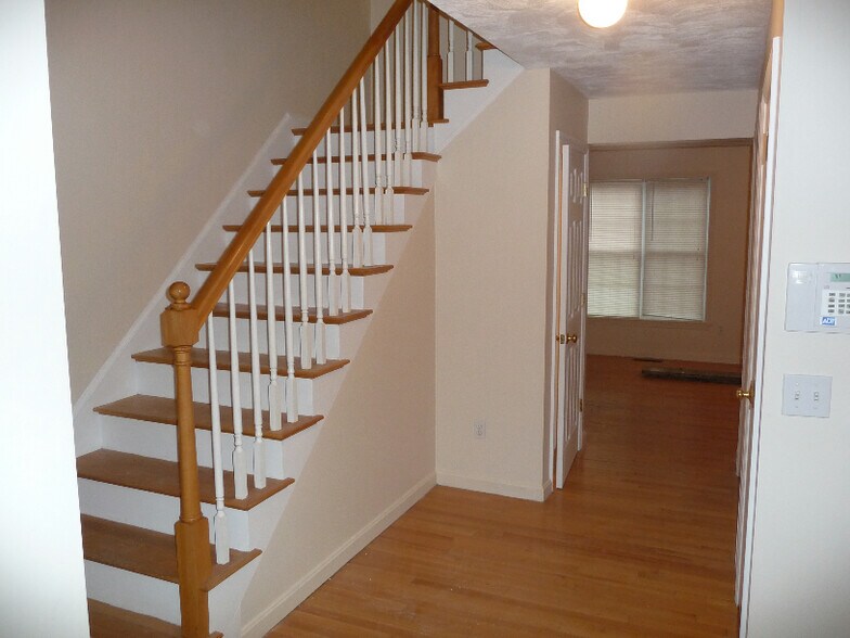 Building Photo - 104 Pond St