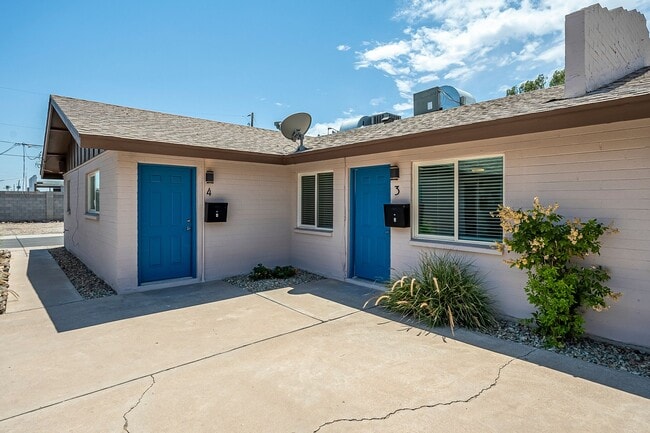 Building Photo - Renovated open floorplan