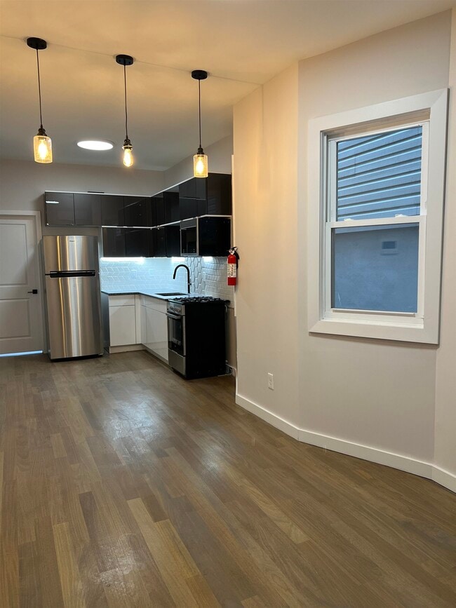 Building Photo - 107 Magazine St