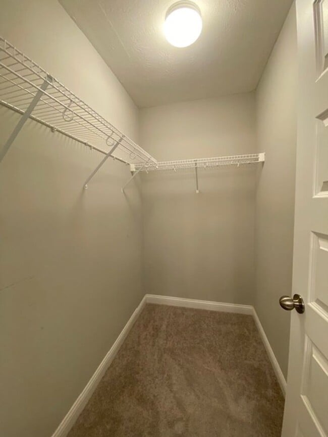 Building Photo - 2 Bed 2.5 Bath Townhome Available in Sprin...