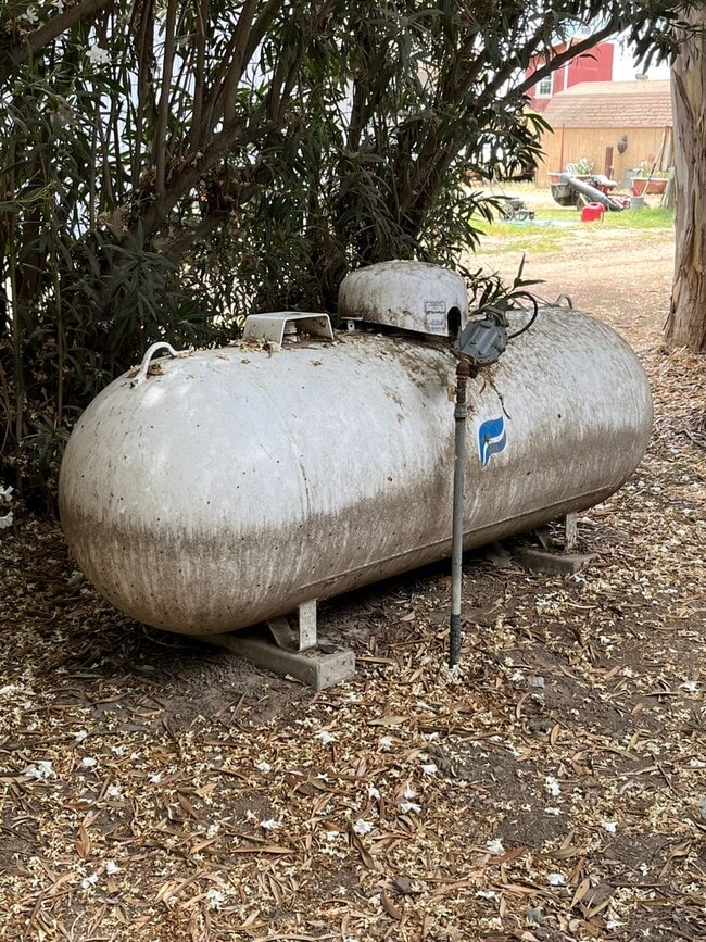 Building Photo - Country home coming soon!