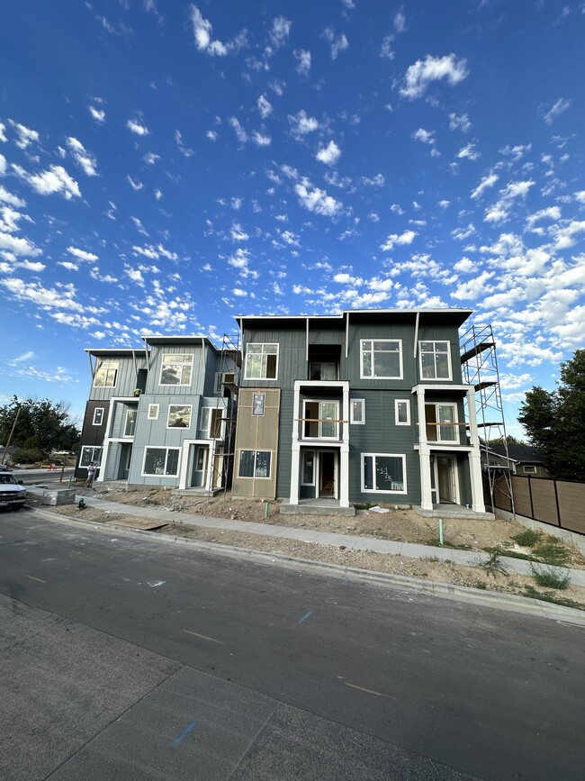 Building Photo - 522 E Heron Park St
