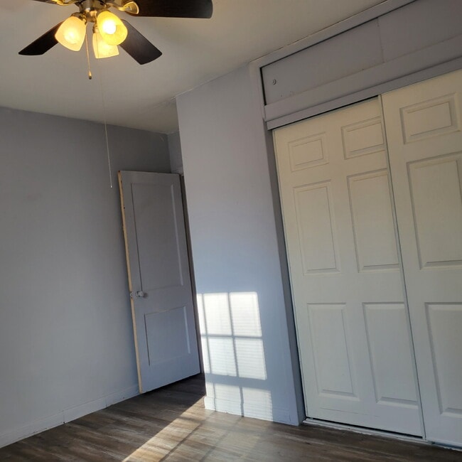 Building Photo - Highway to Home: Rent this 'Neighborly Oasis' 2 Bed/1 Bath with a Garage Bonus!