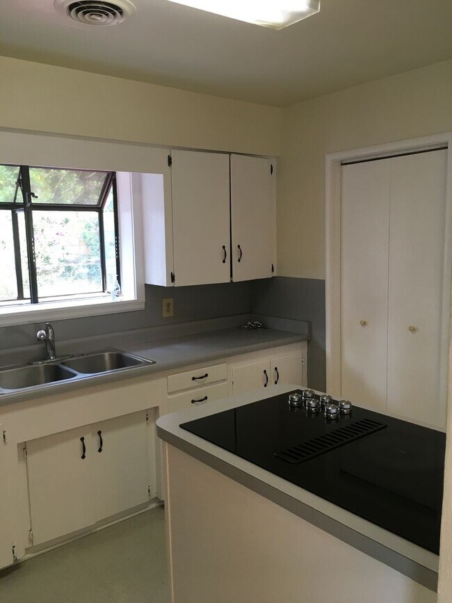 Building Photo - Charming home in Garden Tract- $300 free r...