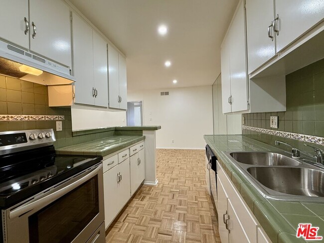 Building Photo - 5320 Zelzah Ave