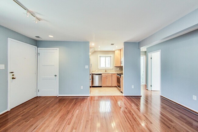 Building Photo - Boutique Condo in Bethesda 1+1 Updated Condo & Reserved Parking space