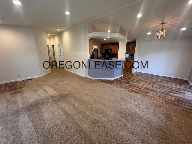 Building Photo - 3 bedroom 2 bath Veneta Home