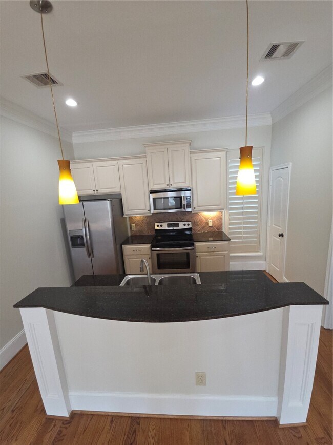 Building Photo - 3117 Fairdale Oaks E